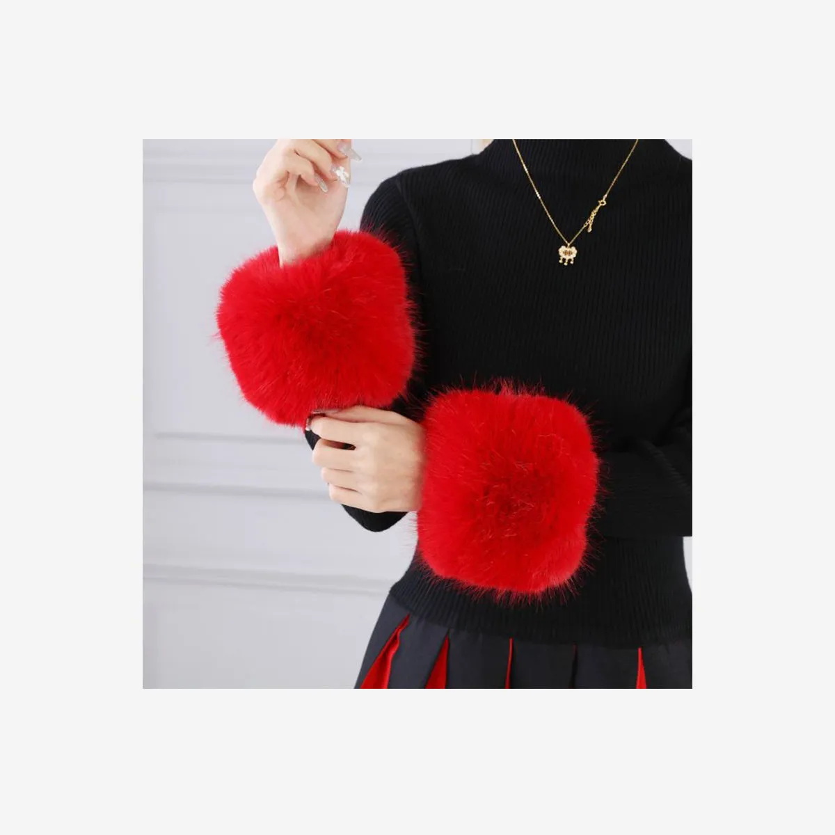 FAUX FUR CUFFS IN RED