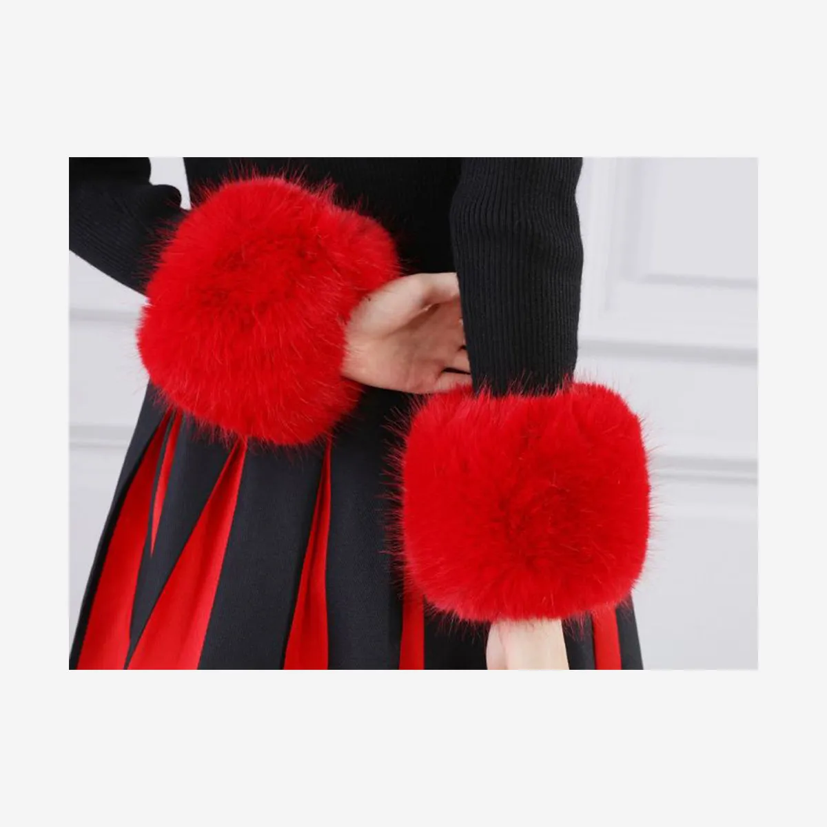 FAUX FUR CUFFS IN RED