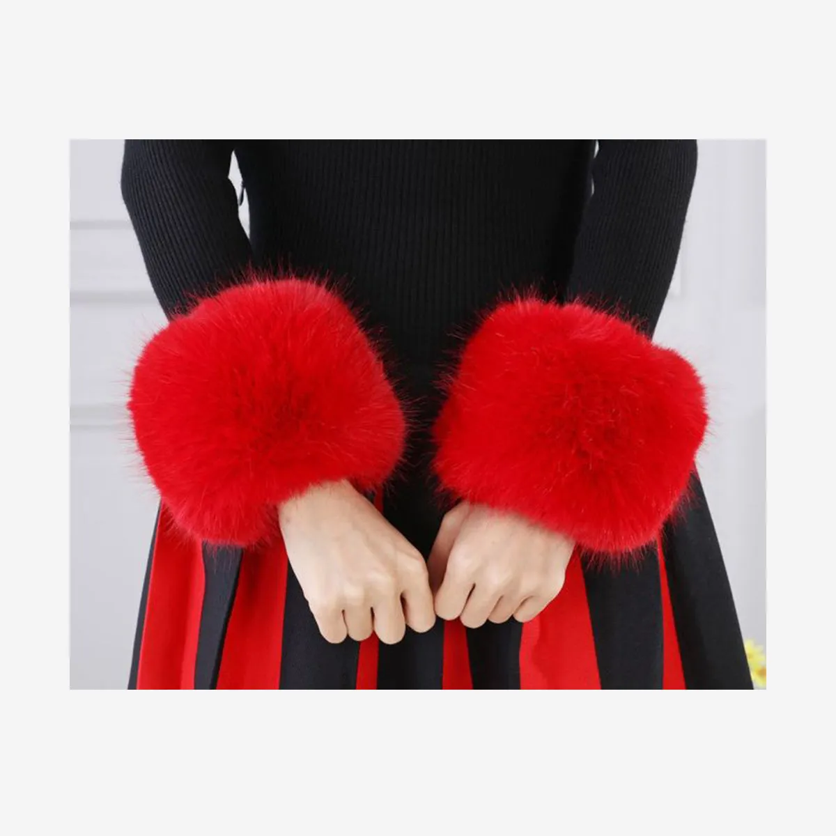 FAUX FUR CUFFS IN RED