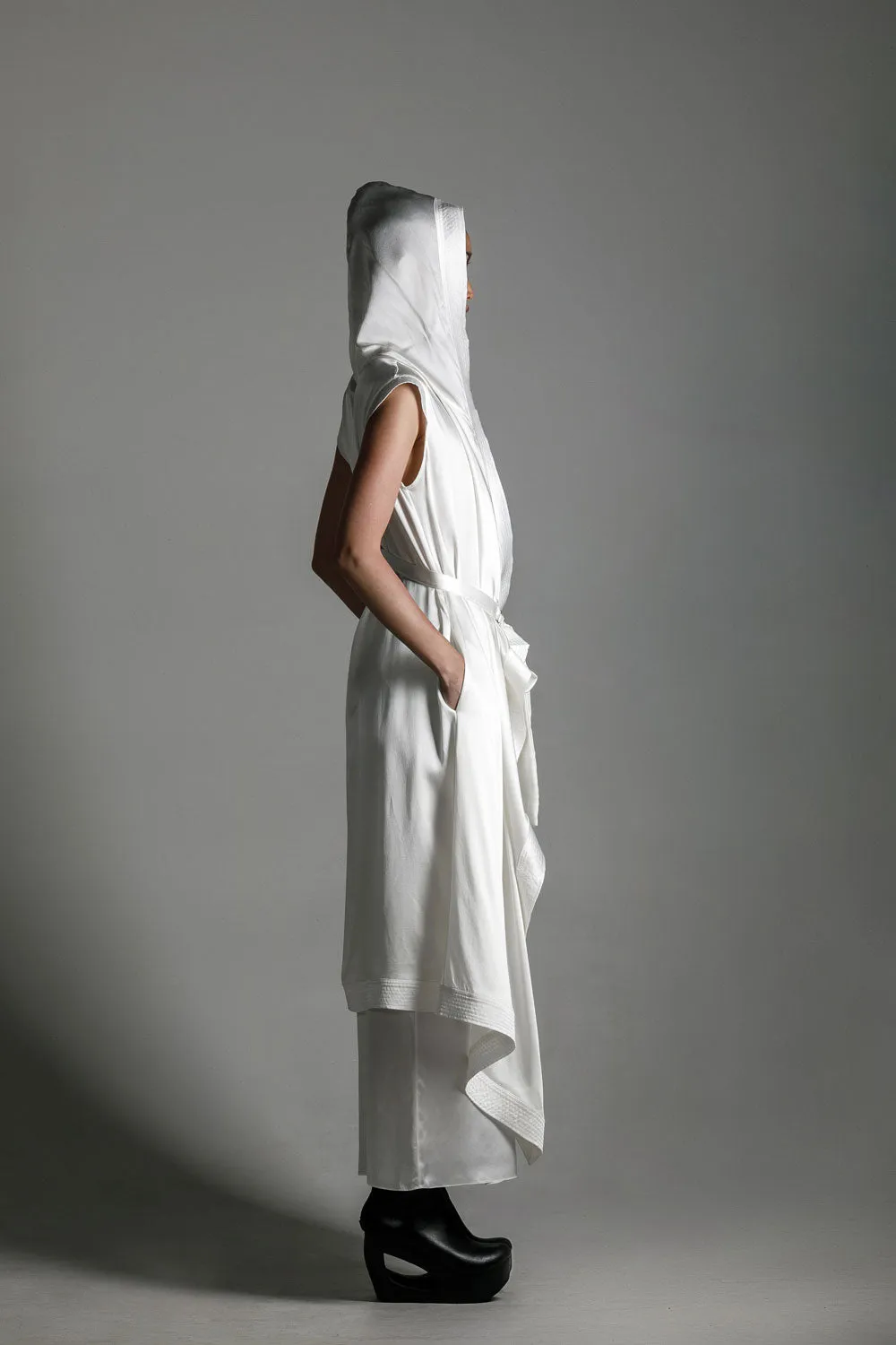 Tamoe Silk Top Stitched Hooded Robe in White