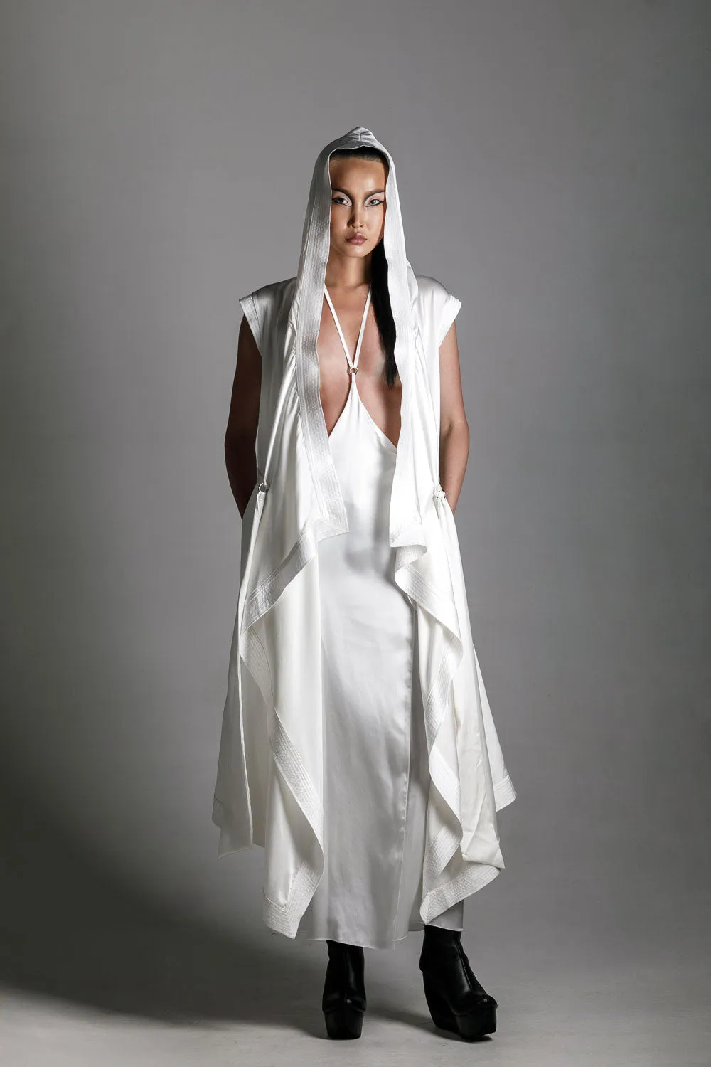 Tamoe Silk Top Stitched Hooded Robe in White