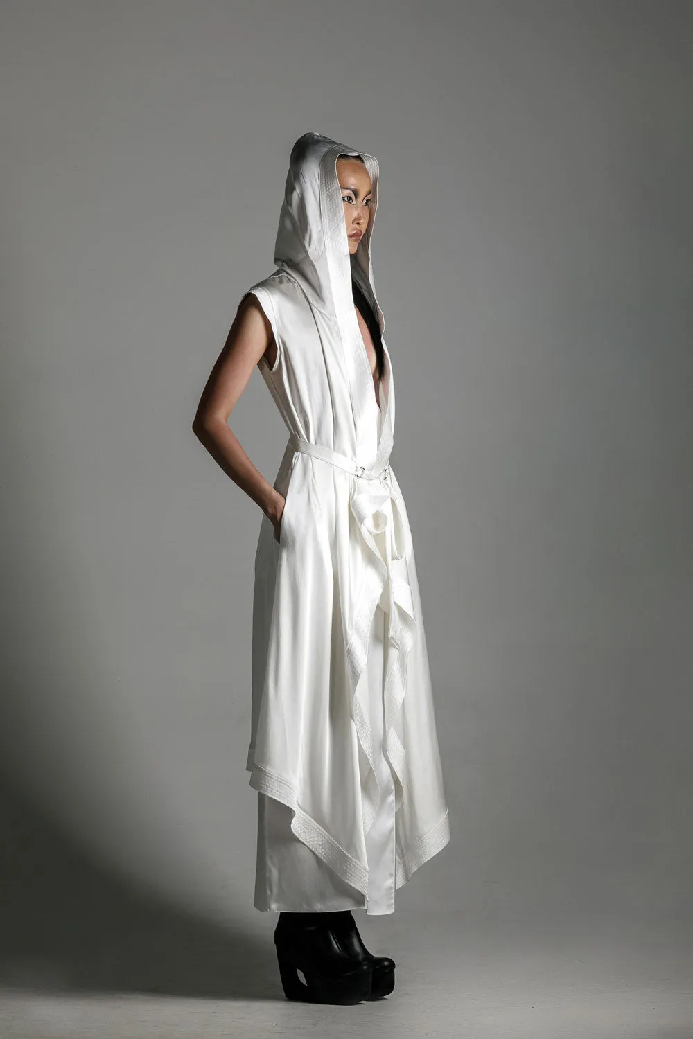 Tamoe Silk Top Stitched Hooded Robe in White